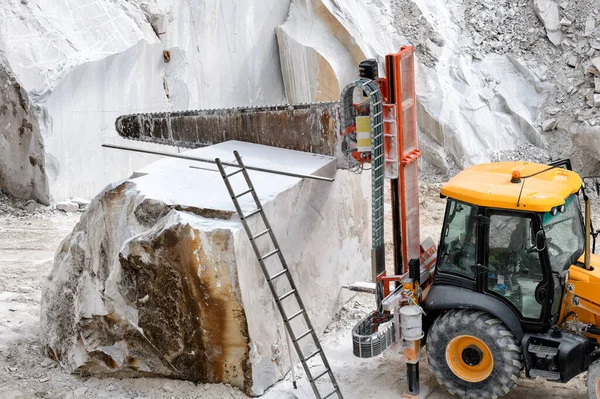 Heavy Duty Saw Attached Tractor Mobility Cutting Blocks White Carrara — Stock Photo, Image