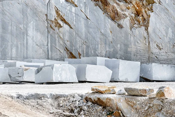 Blöcke Aus Geschliffenem Weißem Carrara Marmor Steinbruch Vor Der Felswand — Stockfoto
