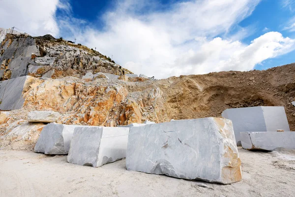 Μεγάλα Τεμάχια Από Λευκό Μάρμαρο Carrara Ανοικτό Χυτήριο Λατομείο Στην — Φωτογραφία Αρχείου