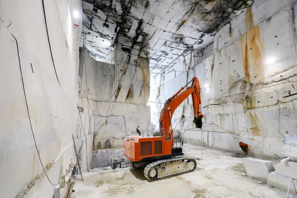 Large Heavy Duty Excavator Carrara Marble Quarry Extracting Blocks White — Stock Photo, Image