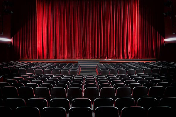 Oscurecido Cine Vacío Escenario Con Las Cortinas Rojas Dibujadas Vistas — Foto de Stock