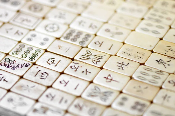 Nahaufnahme Alter Mahjong Kacheln Mit Chinesischer Schrift Einer Schrägen Winkelansicht — Stockfoto
