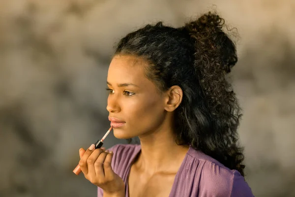 Chica Dominicana Atractiva Aplicando Maquillaje Usando Cepillo Aplicador Para Aplicar — Foto de Stock