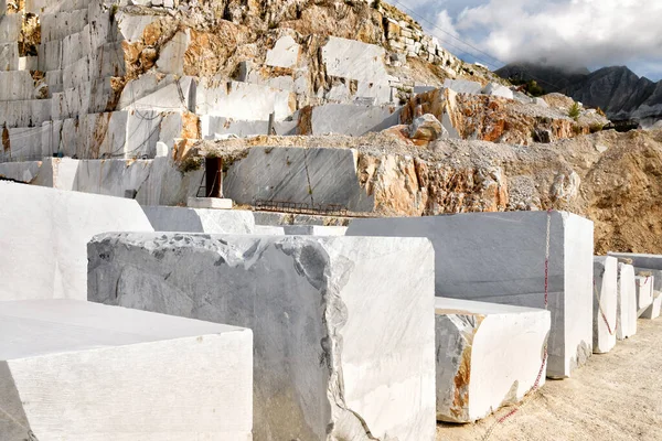 Περικοπή Μπλοκ Από Λευκό Μάρμαρο Carrara Στην Ιταλία Περιμένει Για — Φωτογραφία Αρχείου