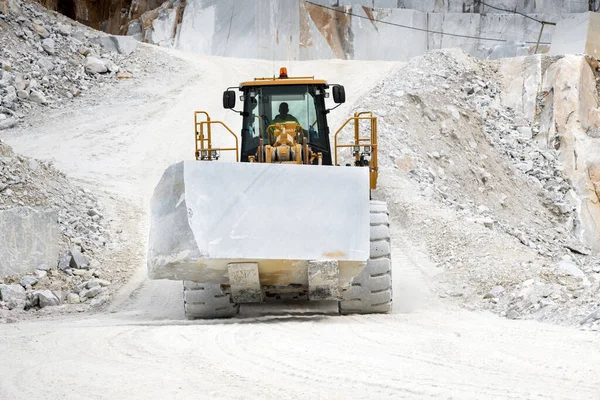 Machinery Moving Block White Carrara Marble Quarry Tuscany Italy — Stock Photo, Image