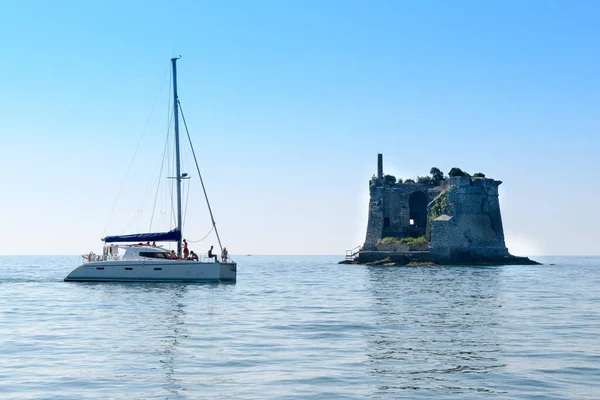 Plachtění Katamarán Historické Torre Scola Ostrova Palmaria Spezia Itálie Horkém — Stock fotografie