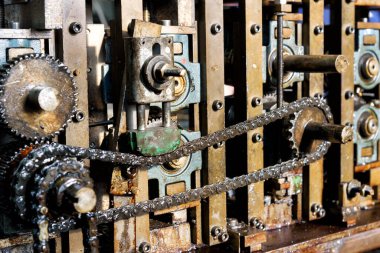 Güç aktarımı için zincir ve dişlileri gösteren endüstriyel makineler zincirini kapatın.