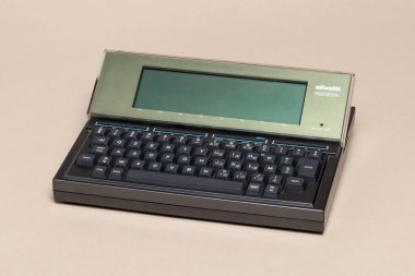 Pavia, Lombardy, İtalya - 2 Kasım 2024: 1983 Olivetti M10 Notebook. 8 kb RAM ile 9.600 bit 'e kadar çevrimiçi BBS' ye bağlı olabilir. CTRL + ALT Müzesi 'nde gösterildi.