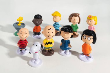 Milan, Lombardy, İtalya - 6 Şubat 2025: Charlie Brown ve Snoopy 'nin de içinde bulunduğu bir grup fıstık figürü beyaz bir arkaplanda duruyor