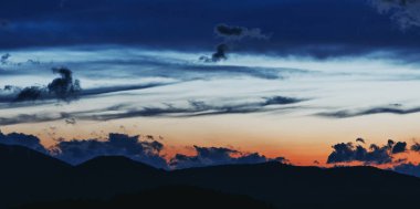 Günbatımı Karpat Dağları'nda. Akşam gökyüzü arka planı dağ aralığının siluetleri.