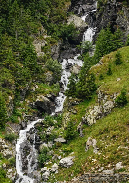 Sommarlandskap. Vandring utomhus koncept. Steniga vattenfallet i bergen. Balea vattenfall — Stockfoto