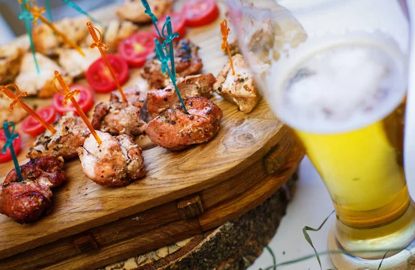 Deliciosos bocadillos para cerveza. Snack para una compañía amigable —  Fotos de Stock