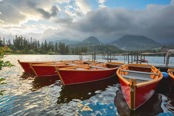 Yüksek Tatras dağ göl. Strbske Pleso, Slovakya, Europe. — Stok fotoğraf