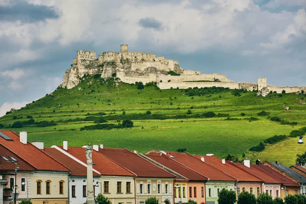 Spis κάστρο στη Σλοβακία. Αρχαίο κάστρο κάστρο Spis κοντά την πόλη spisske Podhradie — Φωτογραφία Αρχείου