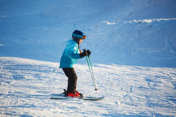 Passeio matinal de uma menina no esqui nas montanhas — Fotografia de Stock