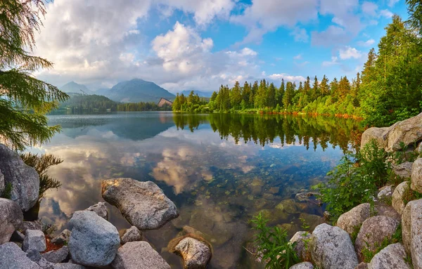 Horské jezero na Slovensku. Štrbské Pleso. Evropa — Stock fotografie