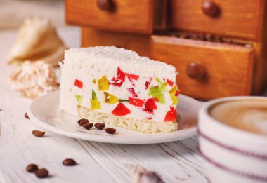 Renkli jöle ile pasta Hindistan cevizi cips ile dekore edilmiştir.