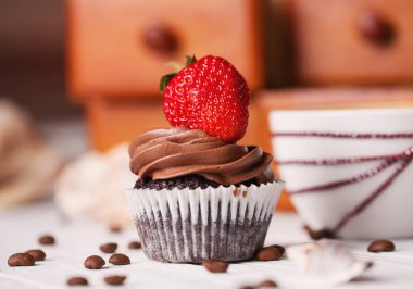 Çilek beyaz tablo ile çikolatalı kek