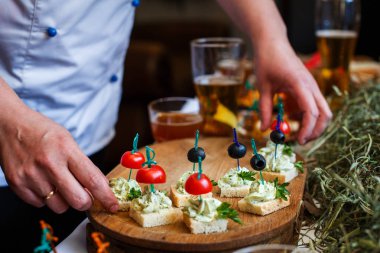 Lezzetli aperatifler bira için. Aperatif bir dostu firma için