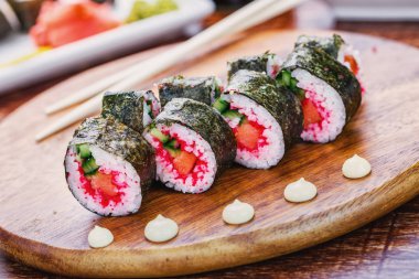 Şef ahşap plaka üzerinde gelen lezzetli yemekler