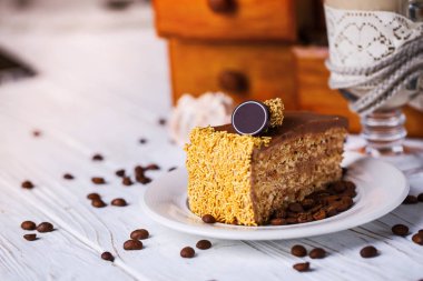 Altın talaşı ile ceviz pasta. Kek bir plaka üzerinde