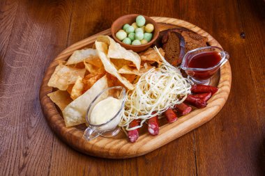 Aperatifler bira için bir tahta. Aperatifler için bir dostu firma