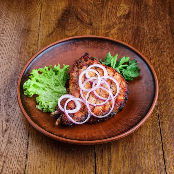 Bife suculento com cebola, alface e salsa — Fotografia de Stock