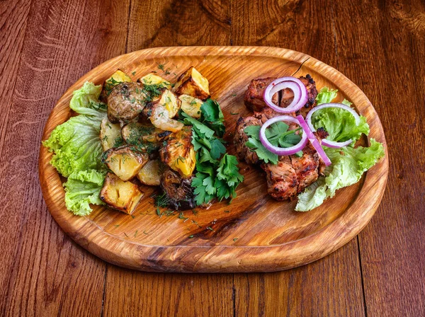 Junta con barbacoa y papas asadas. Snacks para cerveza en el pub —  Fotos de Stock