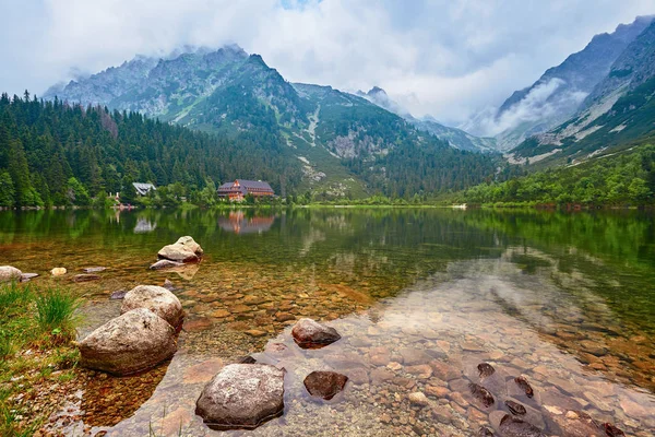 Maldito lago Moraine Popradske pleso. Eslováquia, Europa Central . — Fotografia de Stock