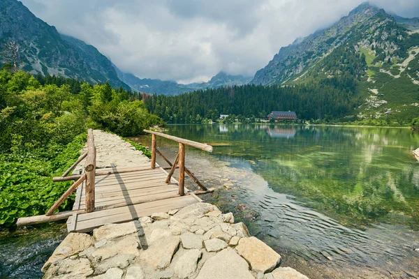 ブリッジと山中湖は高です。高タトラ山脈、スロバキア — ストック写真