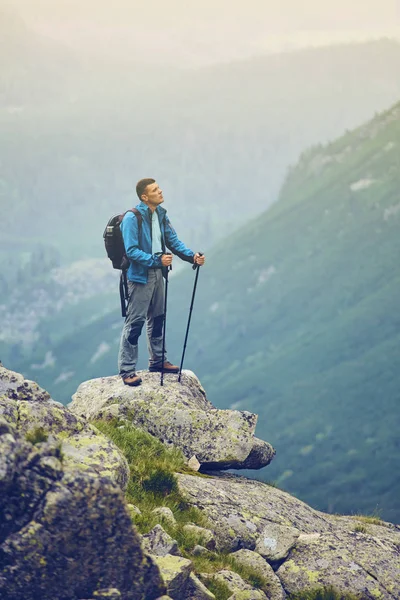 El hombre en la roca. Camine hasta los Altos Tatras, Eslovaquia. Europa — Foto de Stock