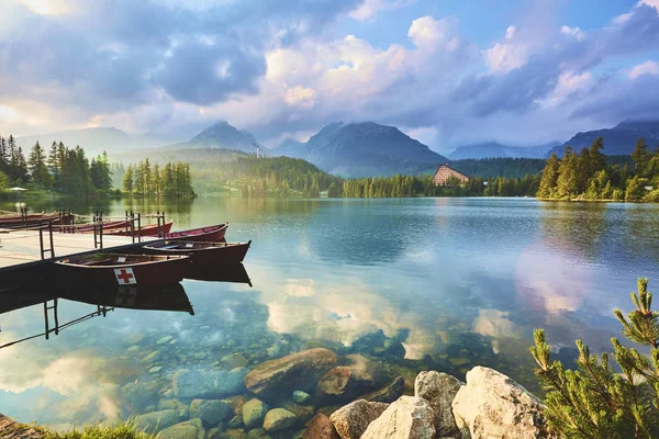 Lago di montagna in Slovacchia. Strbske Pleso. L'Europa — Foto Stock