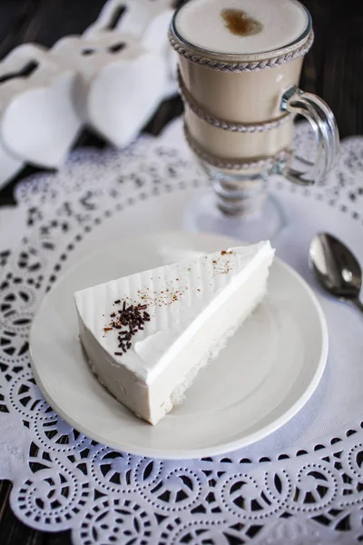 Un pedazo de pastel blanco con virutas de chocolate —  Fotos de Stock