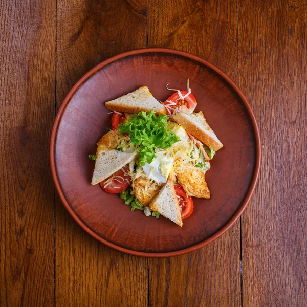 El plato con pollo, tomates y croutons — Foto de Stock