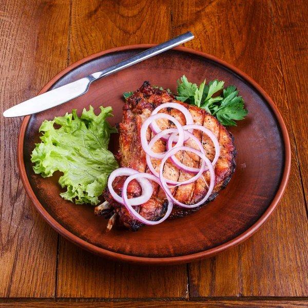 Bife suculento com cebola, alface e salsa — Fotografia de Stock