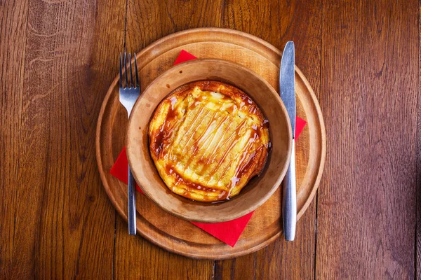 Pudín de arroz dulce horneado en cerámica con tenedor y cuchillo —  Fotos de Stock