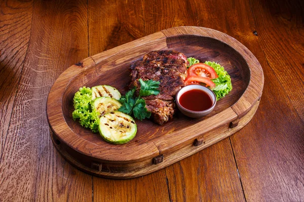 Bife quente com molho e legumes. Lanches para cerveja no restaurante — Fotografia de Stock