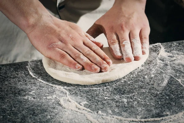 La preparación de la masa para la pizza. Cocinar pizza en la pizzería . — Foto de Stock