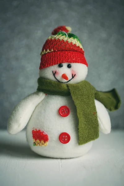 Boneca de Natal: Boneco de neve com chapéu e cachecol para decoração de Natal. — Fotografia de Stock