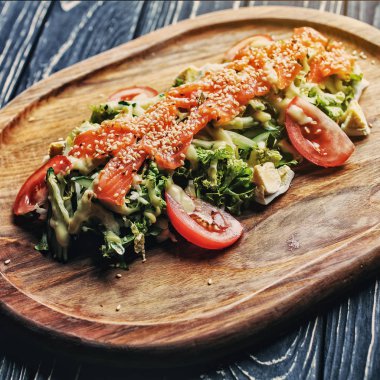 Susam sebze siyah ahşap masa üzerinde kırmızı balık