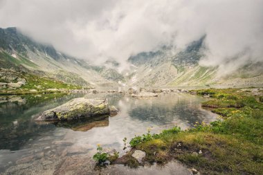 Hincovo pleso gündoğumu sis içinde. Yüksek Tatras Slovakya