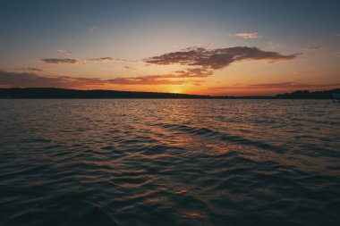 Güneş batmadan su birikintisi üzerinde. Muhteşem sessiz manzara