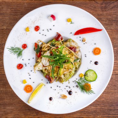 Taze sebze ile süslenmiş şef, lezzetli yemekler