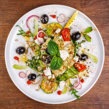 Lezzetli yemekleri Şef. Taze yaz salatası