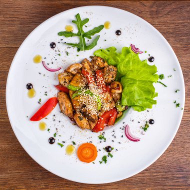 Şef ahşap bir masa üzerinde yeşillikleri ile lezzetli yemekler