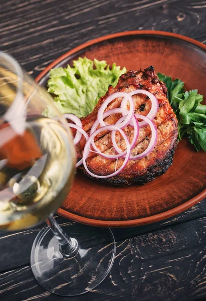 Filete jugoso con cebolla, lechuga y perejil — Foto de Stock