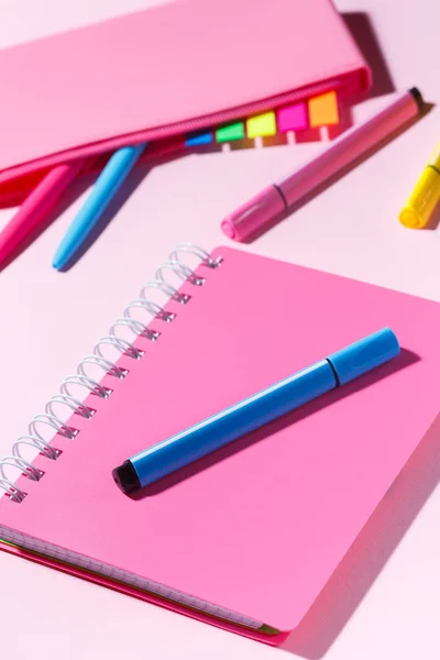 Różowy notebook z markerem na tle piórnik — Zdjęcie stockowe