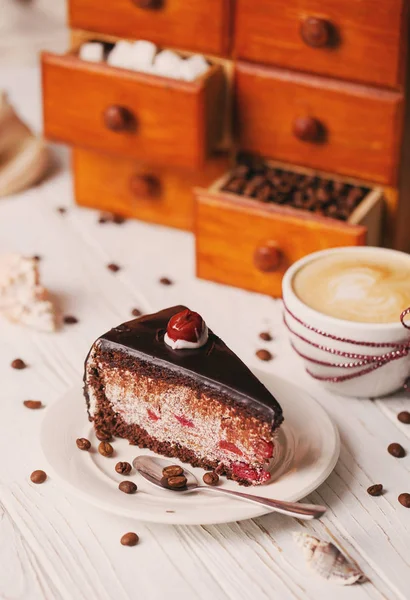 Un pezzo di torta al cioccolato con ciliegie — Foto Stock