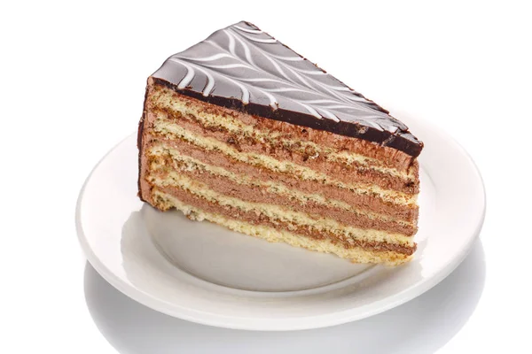 Um pedaço de bolo de chocolate, isolado em um fundo branco — Fotografia de Stock