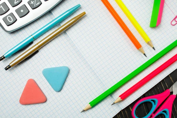 No caderno há canetas, lápis, calculadoras — Fotografia de Stock